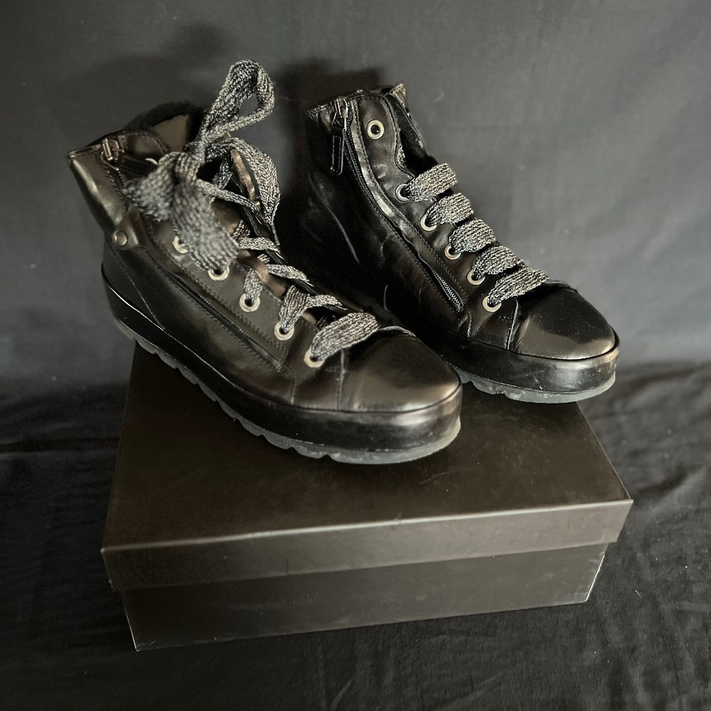 Onyx Lifestyle High-top Sneaker by Ron White